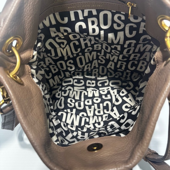 Marc Jacobs Classic Q Hiller Tan Leather Hobo Bag - Picture 10 of 13